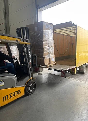 Manji kamion sa rampom Manji kamion sa rampom